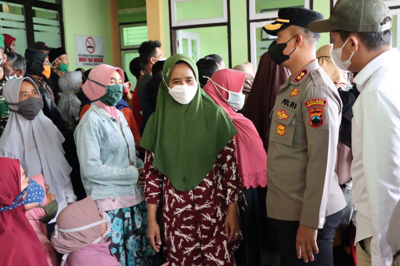 Polres Banjarnegara Keroyok Vaksin 16 Desa di Kecamatan Kalibening