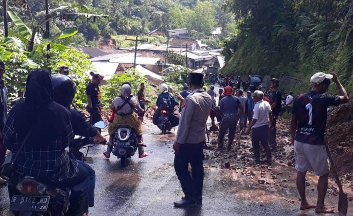 Tanah Longsor Menutup Jalan Provinsi Madukara-Batur: Sudah Dibersihkan